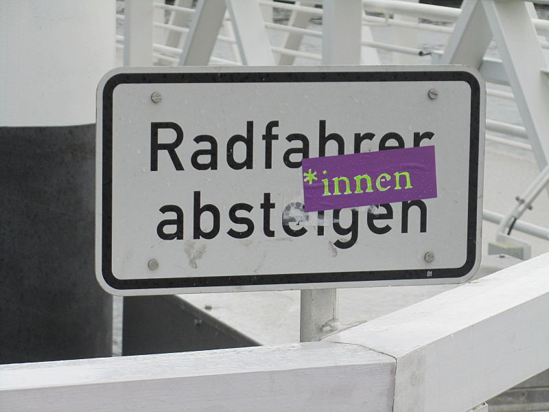 File:Radfahrer-innen absteigen.JPG